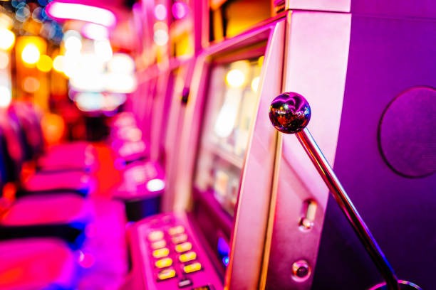 Antarmuka aplikasi 338zk menampilkan meja kasino langsung dan menu sportsbook di layar ponsel